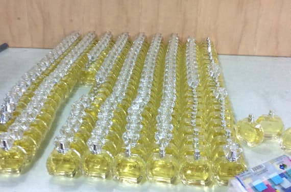 الرياض : إغلاق مصنع عطور محلية يضع عبارة "صنع في فرنسا"