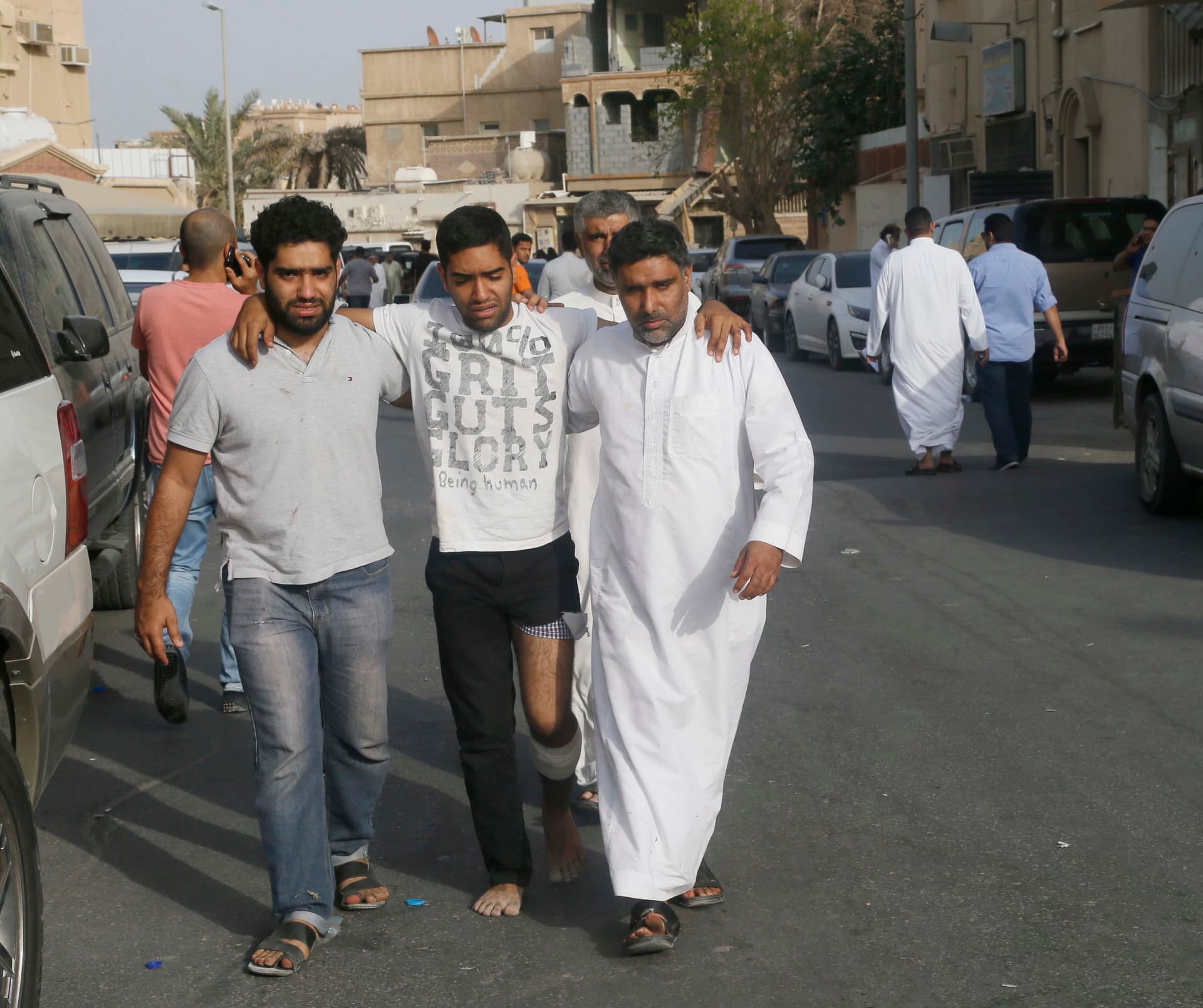 ولي العهد يوجه بسرعة توفير الإسعافات الأولية و الطبية لمصابي مسجد القديح