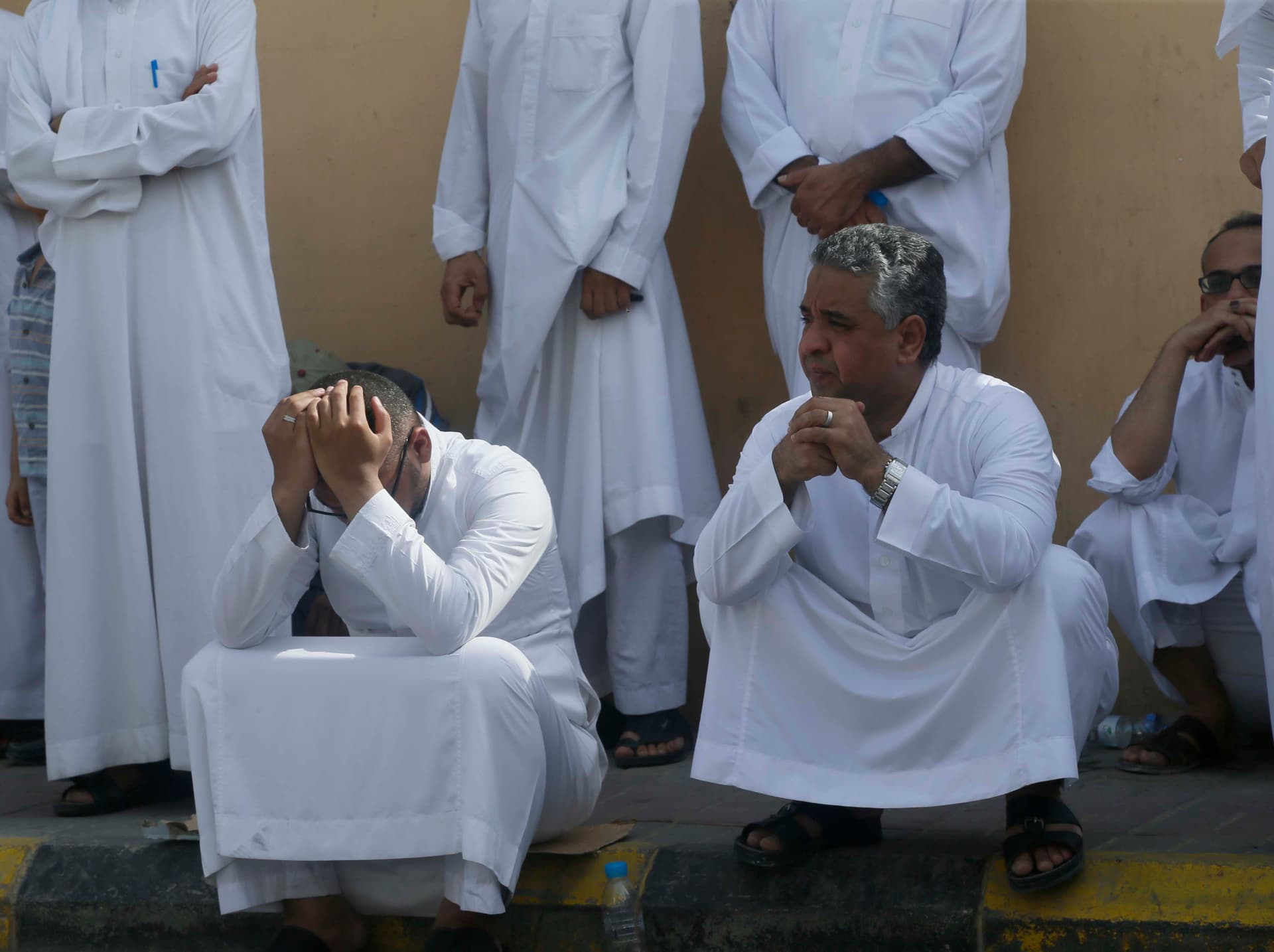 ولي العهد يوجه بسرعة توفير الإسعافات الأولية و الطبية لمصابي مسجد القديح