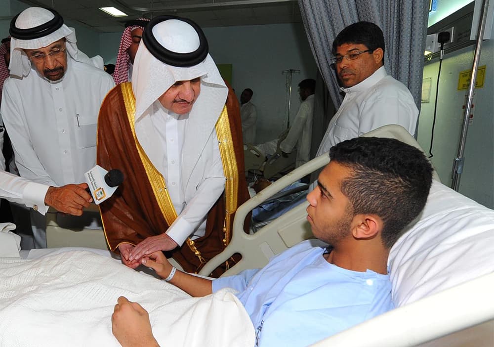 أمير الشرقية يتفقد مصابي تفجير القديح