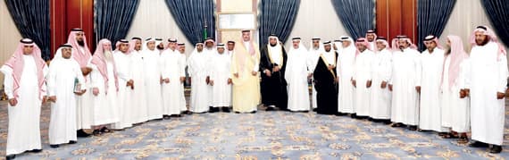 الأمير فيصل بن سلمان يكرم المتقاعدين من منسوبي إمارة المدينة المنورة