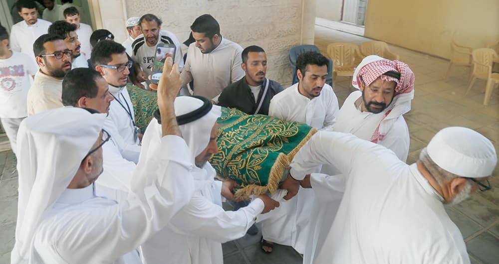 السعوديون يشيعون جثامين شهداء تفجير مسجد العنود .. اليوم