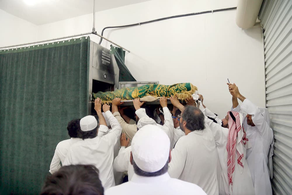 السعوديون يشيعون جثامين شهداء تفجير مسجد العنود .. اليوم