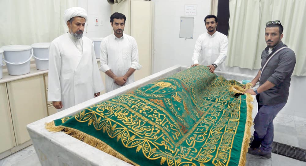 السعوديون يشيعون جثامين شهداء تفجير مسجد العنود .. اليوم