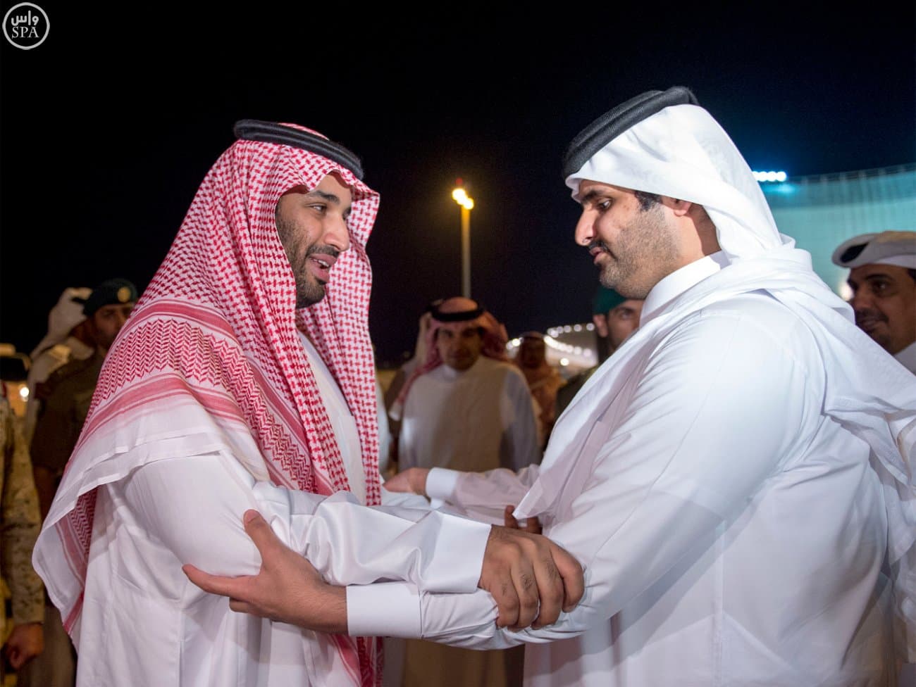 ولي ولي العهد وأمير قطر يبحثان مستجدات الأوضاع في المنطقة والجهود المبذولة تجاهها