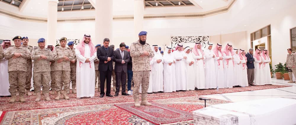ولي ولي العهد يتقدم مستقبلي جثمان الشعلان