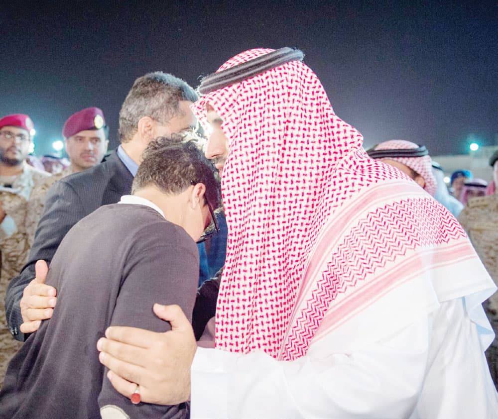 ولي ولي العهد يتقدم مستقبلي جثمان الشعلان