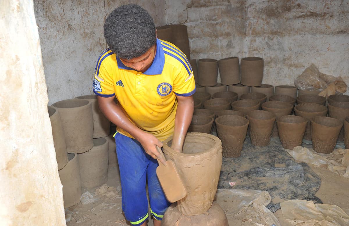 جازان : الأواني الفخارية .. تجارة عريقة تزدهر قبيل رمضان