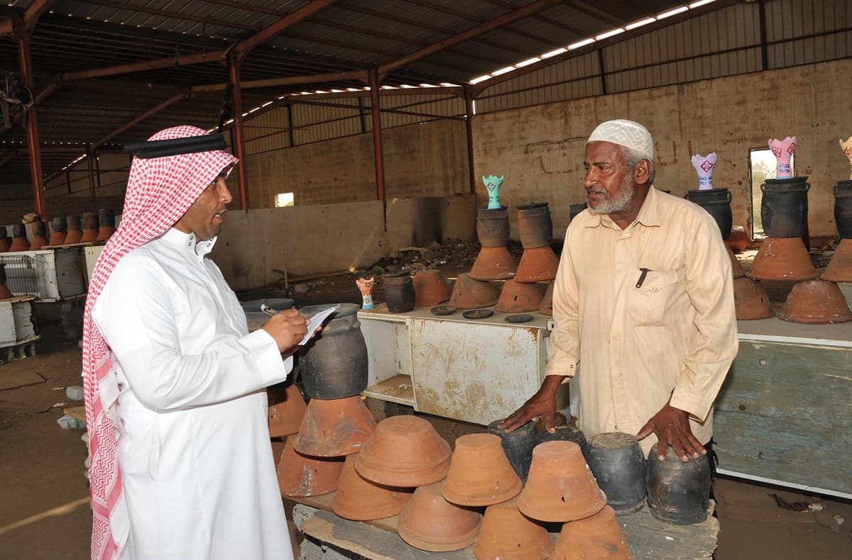 جازان : الأواني الفخارية .. تجارة عريقة تزدهر قبيل رمضان