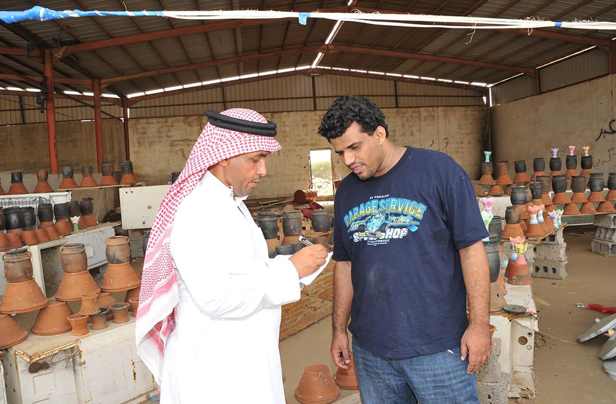 جازان : الأواني الفخارية .. تجارة عريقة تزدهر قبيل رمضان