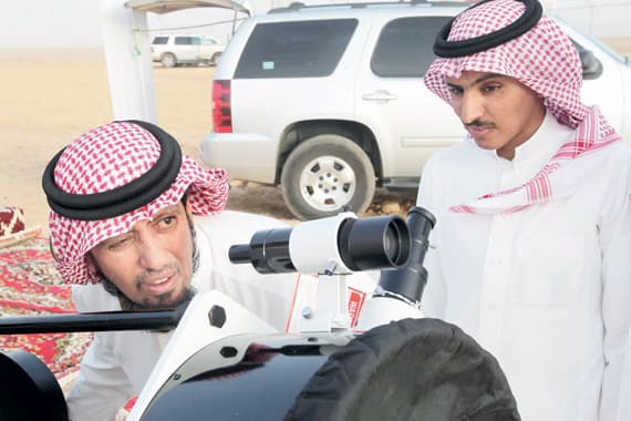 «الخضيري» عيون «تليسكوبية» .. ترصد الأهلة والكواكب منذ 40 عاما