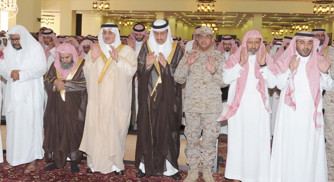 أمير تبوك يؤدي صلاة الميت على الشهيد المقدم عبدالله البلوي