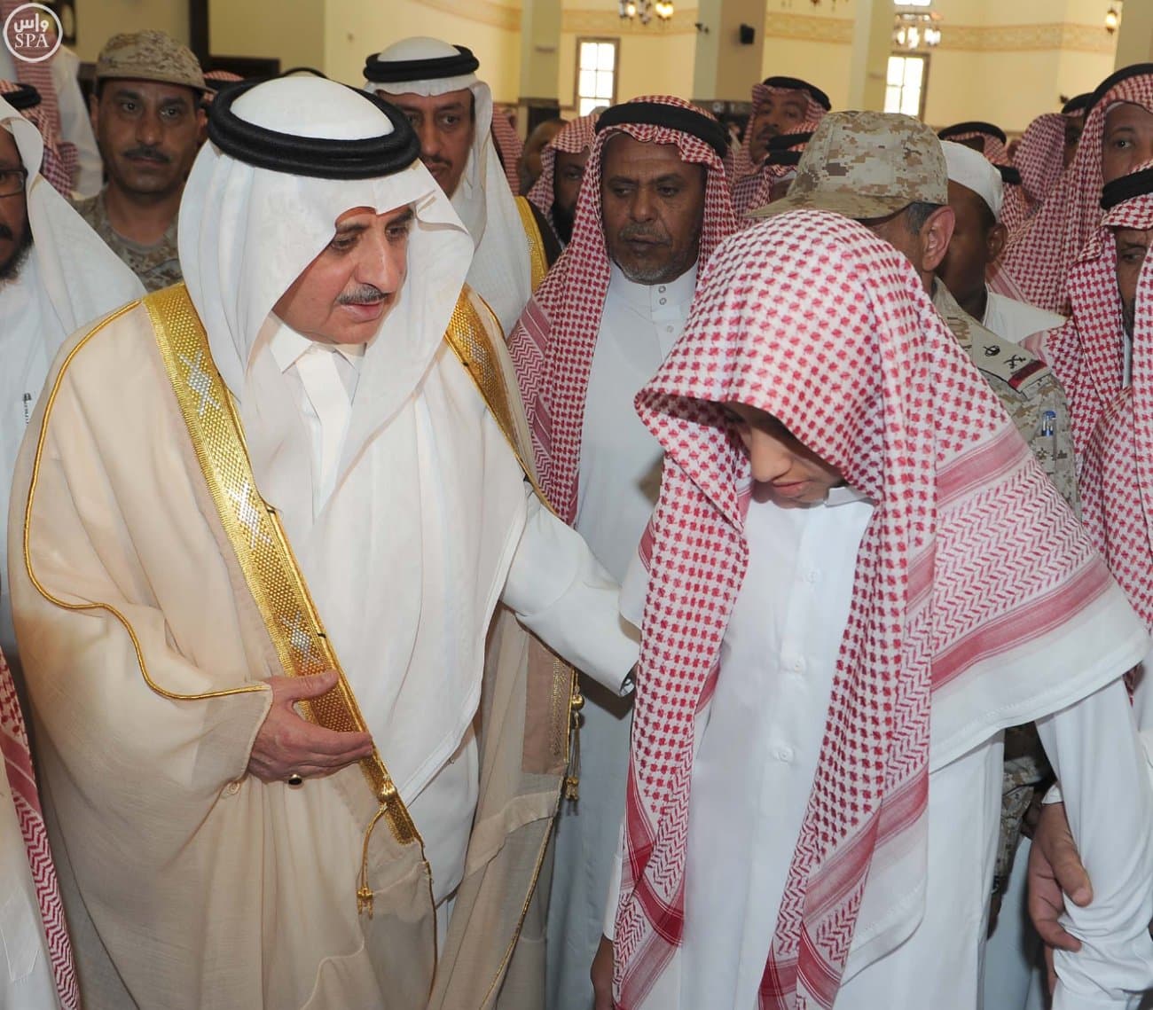 أمير تبوك يؤدي صلاة الميت على الشهيد المقدم عبدالله البلوي