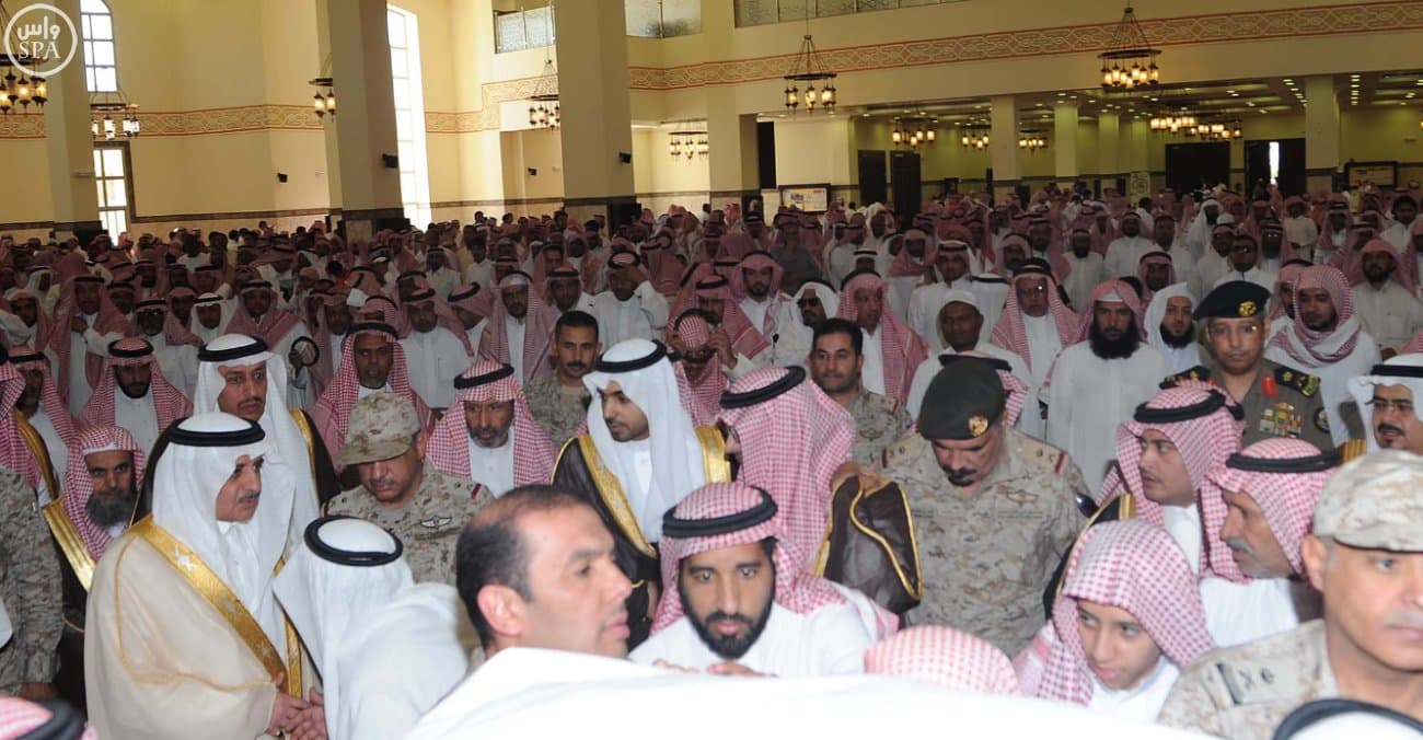 أمير تبوك يؤدي صلاة الميت على الشهيد المقدم عبدالله البلوي