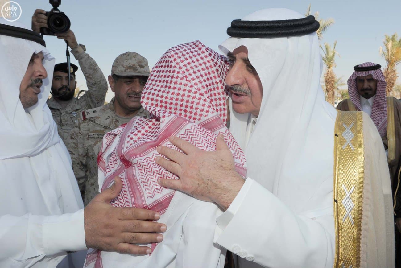 أمير تبوك يؤدي صلاة الميت على الشهيد المقدم عبدالله البلوي