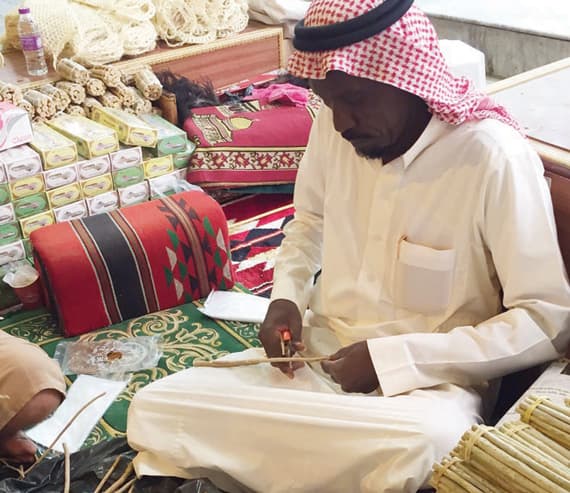 «شيخ المساويك» .. 58 عاما في مهنته