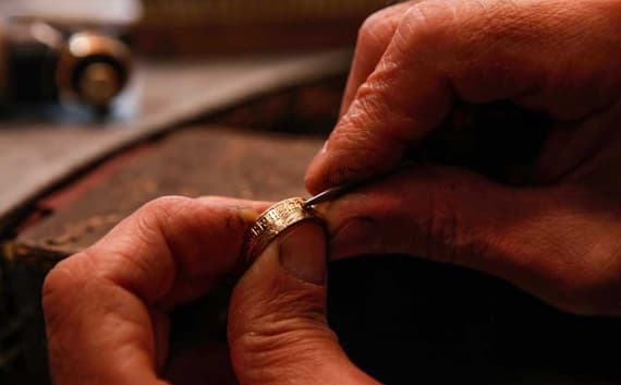 "التجارة" تمنح أول مختبر للمجوهرات في السعودية الترخيص بالعمل