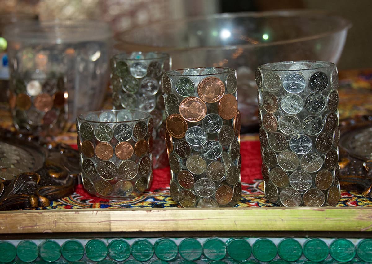 سعودي يتطلع لدخول "جينيس" بجدارية من 50 ألف عملة معدنية