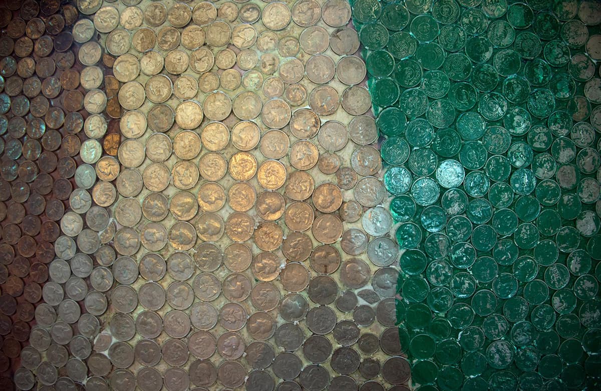 سعودي يتطلع لدخول "جينيس" بجدارية من 50 ألف عملة معدنية