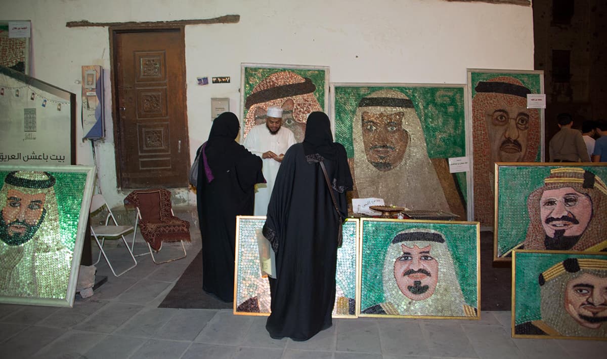 سعودي يتطلع لدخول "جينيس" بجدارية من 50 ألف عملة معدنية