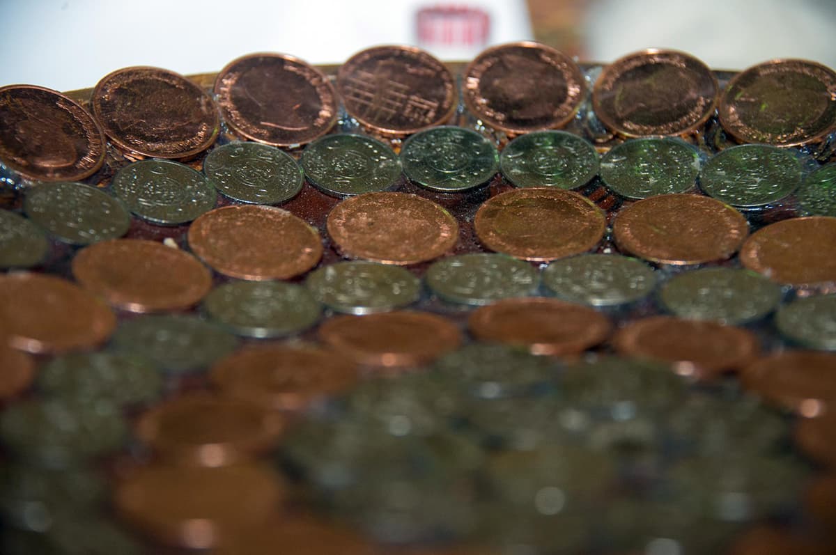 سعودي يتطلع لدخول "جينيس" بجدارية من 50 ألف عملة معدنية