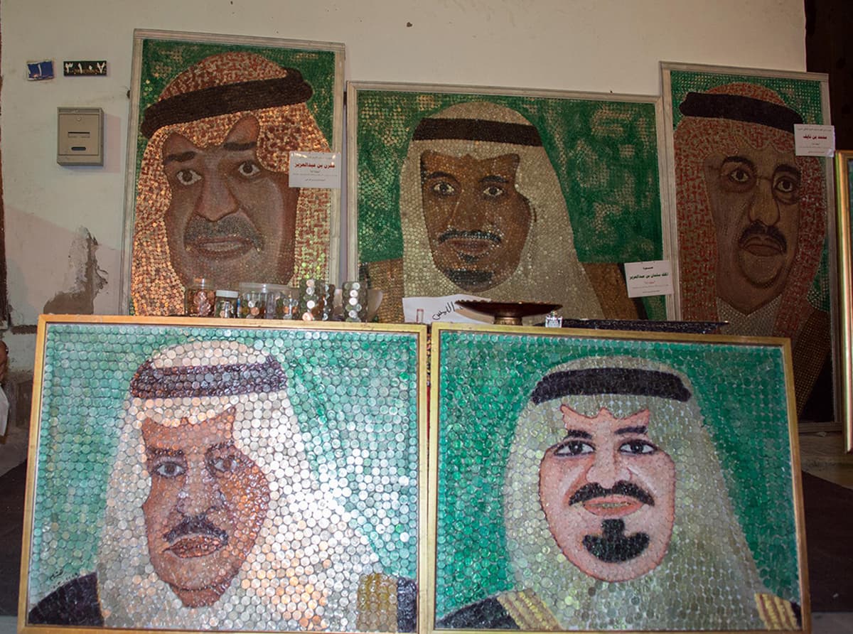 سعودي يتطلع لدخول "جينيس" بجدارية من 50 ألف عملة معدنية