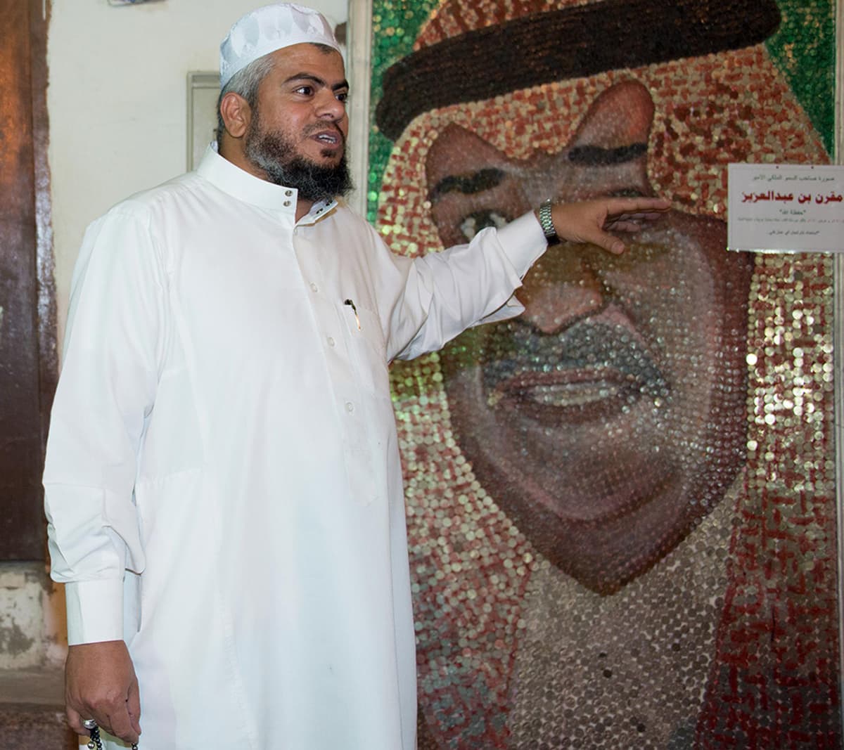 سعودي يتطلع لدخول "جينيس" بجدارية من 50 ألف عملة معدنية