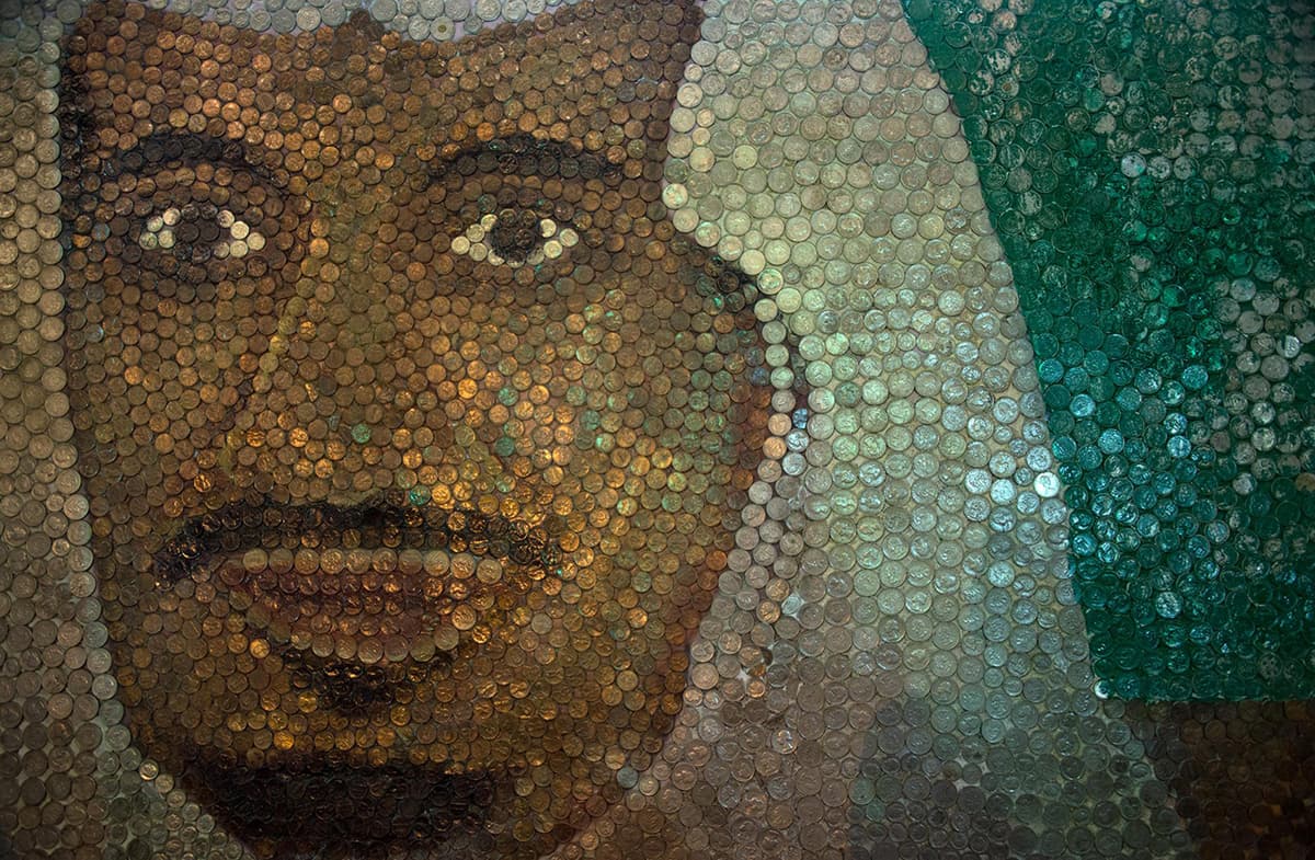 سعودي يتطلع لدخول "جينيس" بجدارية من 50 ألف عملة معدنية