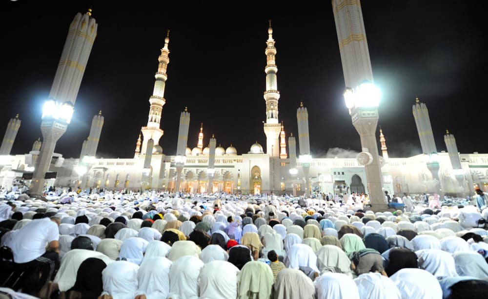 "الملك سعود" و "الملك فيصل" أمّا المصلين في المسجد الحرام 7 مرات