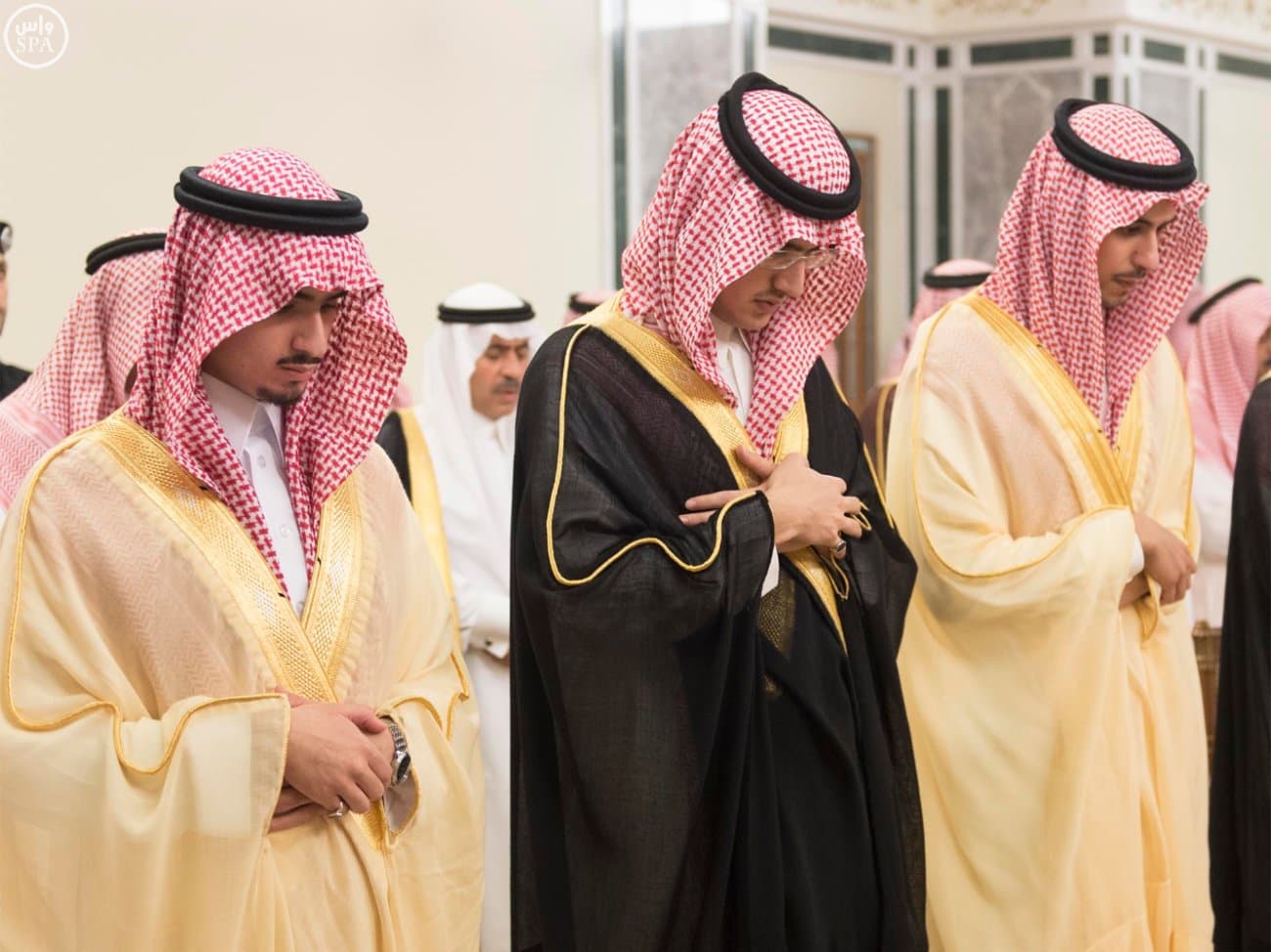 الملك يؤدي صلاة الميت على الأمير عبدالله بن عبدالعزيز بن مساعد بن جلوي.. ويستقبل أبناء الفقيد