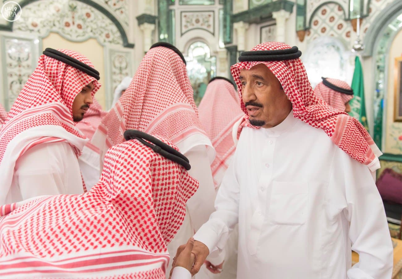 الملك يؤدي صلاة الميت على الأمير عبدالله بن عبدالعزيز بن مساعد بن جلوي.. ويستقبل أبناء الفقيد