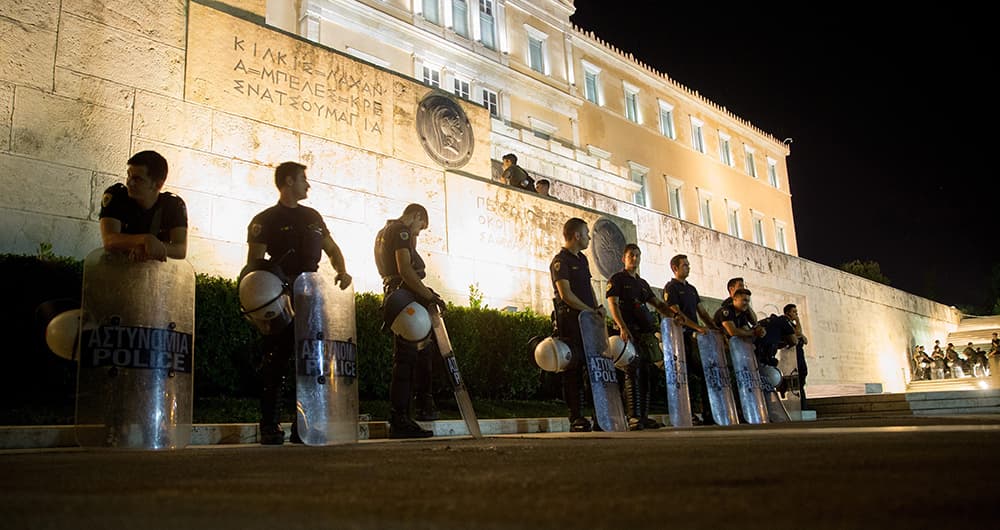 اليونانيون يتحدون أوروبا برفض خطة الإنقاذ