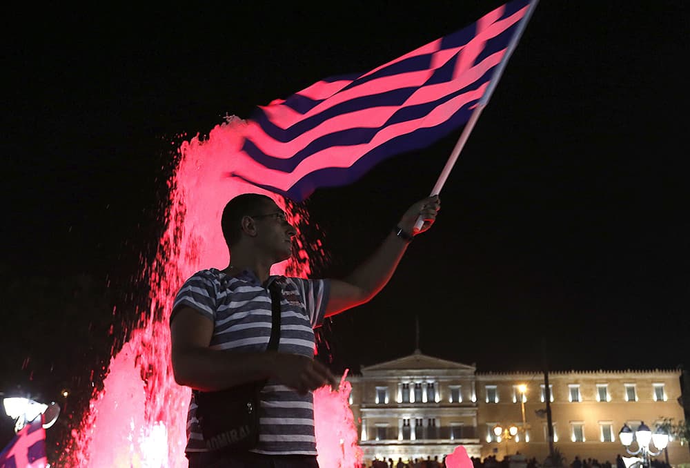 اليونانيون يتحدون أوروبا برفض خطة الإنقاذ