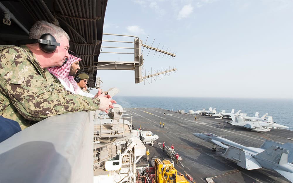 ولي ولي العهد يزور حاملة الطائرات الأمريكية "ثيودور روزفلت" ويطلع على قدراتها التسليحية