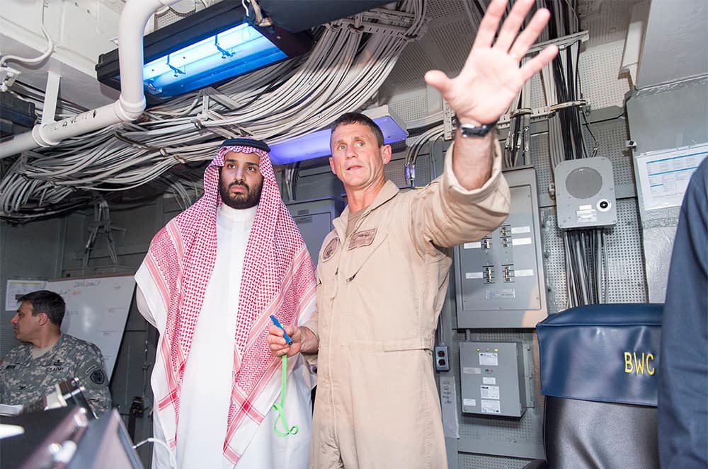 ولي ولي العهد يزور حاملة الطائرات الأمريكية "ثيودور روزفلت" ويطلع على قدراتها التسليحية