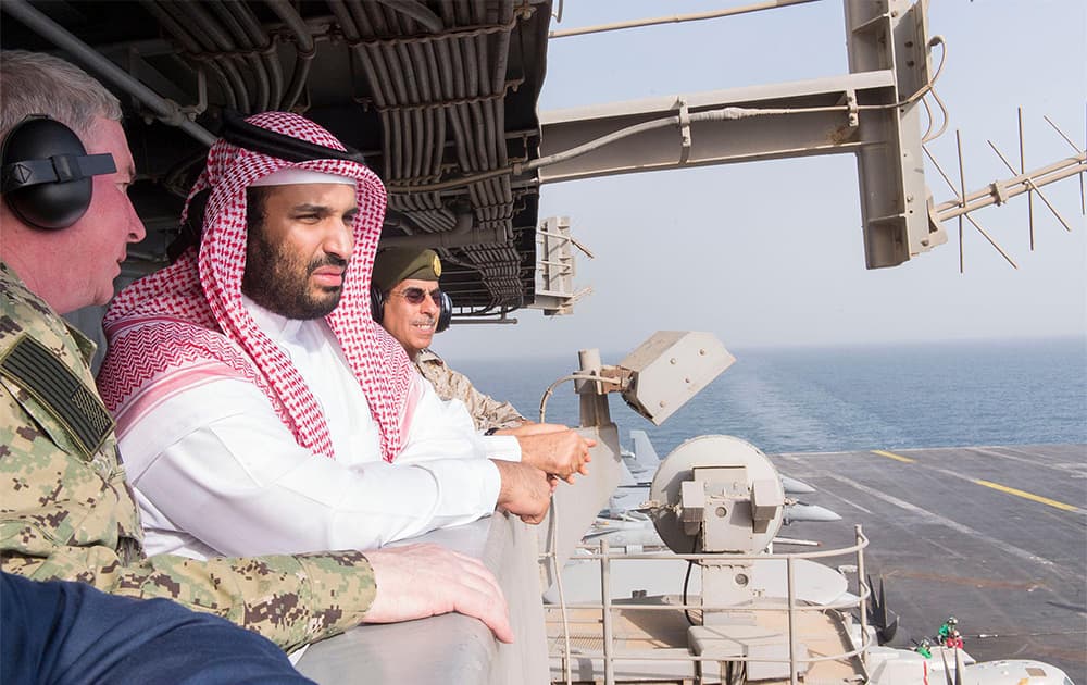 ولي ولي العهد يزور حاملة الطائرات الأمريكية "ثيودور روزفلت" ويطلع على قدراتها التسليحية