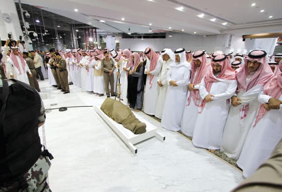 خادم الحرمين يؤدي صلاة الميت على سعود الفيصل في المسجد الحرام