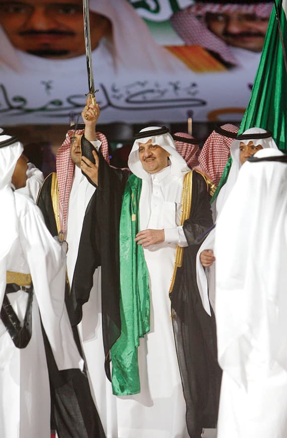 احتفالات العيد بالشرقية تجذب أهالي المنطقة .. والأمير سعود بن نايف وسط المحتفلين