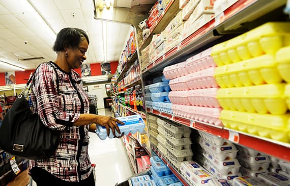 "انفلونزا الطيور" يجعل البيض أغلى من الدجاج في أمريكا