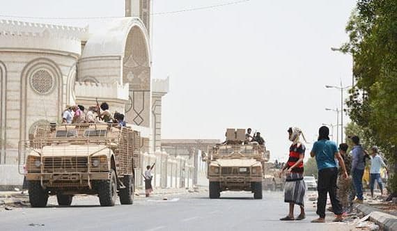 أول سفينة مساعدات ترسو في ميناء عدن