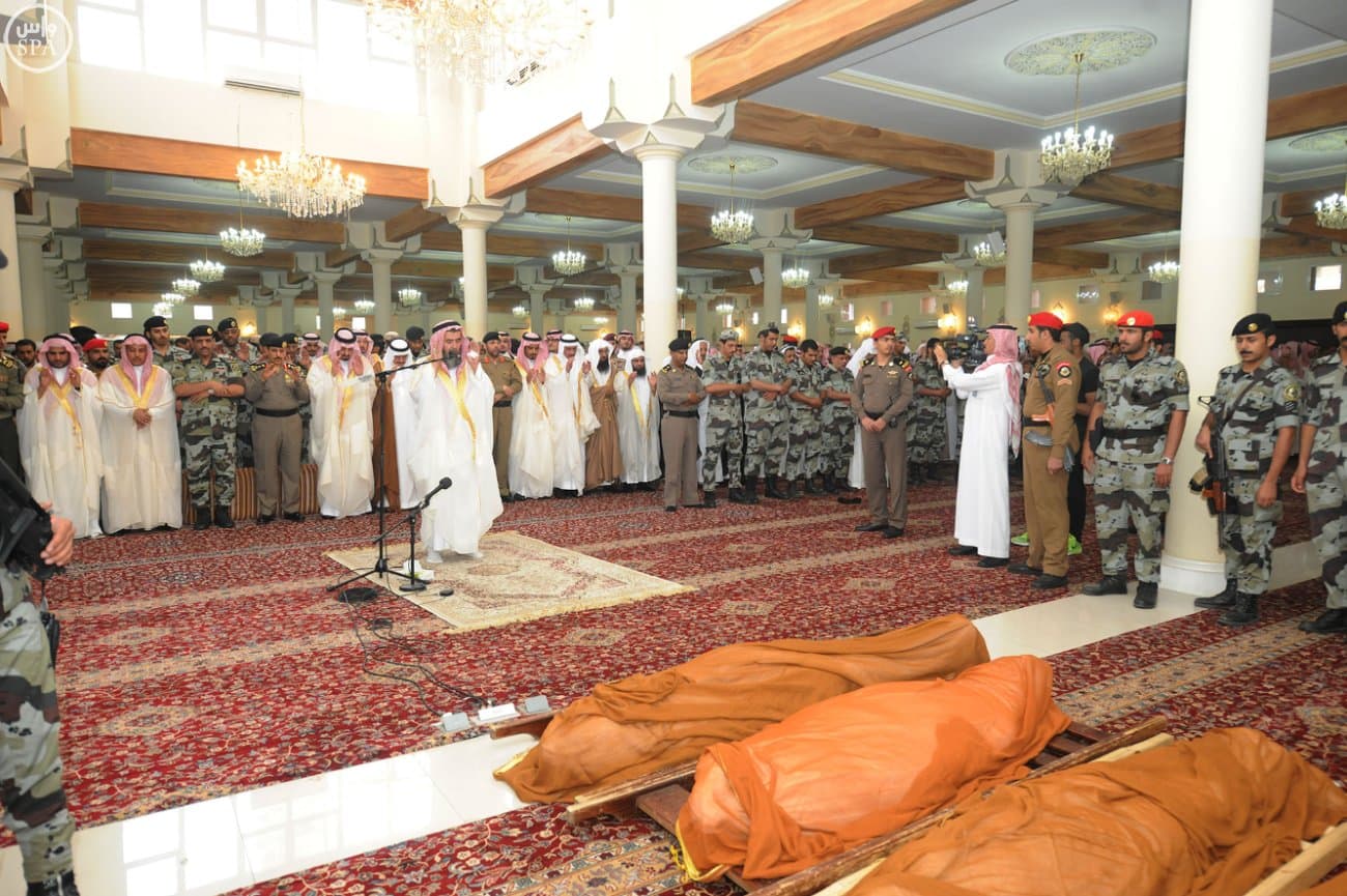 أمير عسير يؤدي الصلاة على شهداء مسجد قوات الطوارئ وينقل تعازي الملك سلمان