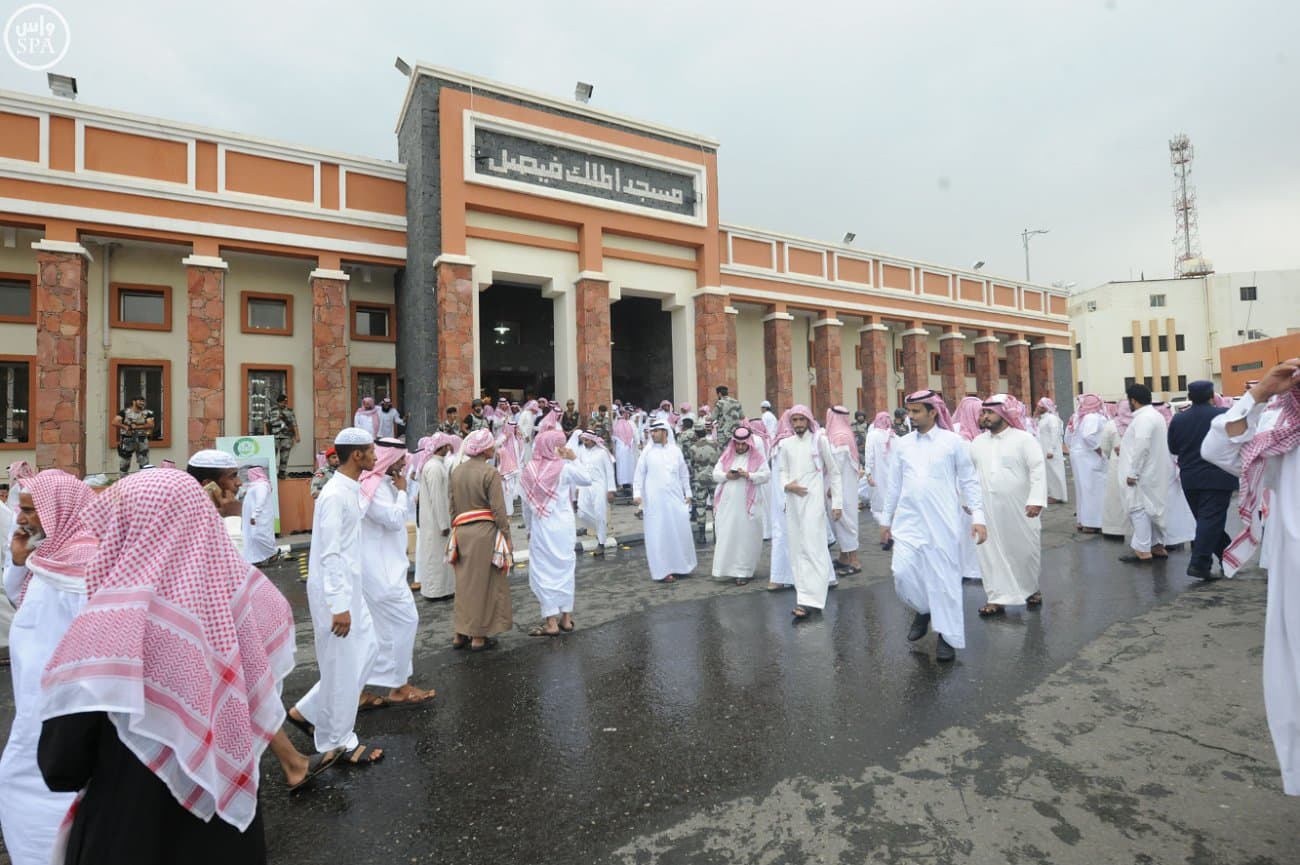 أمير عسير يؤدي الصلاة على شهداء مسجد قوات الطوارئ وينقل تعازي الملك سلمان