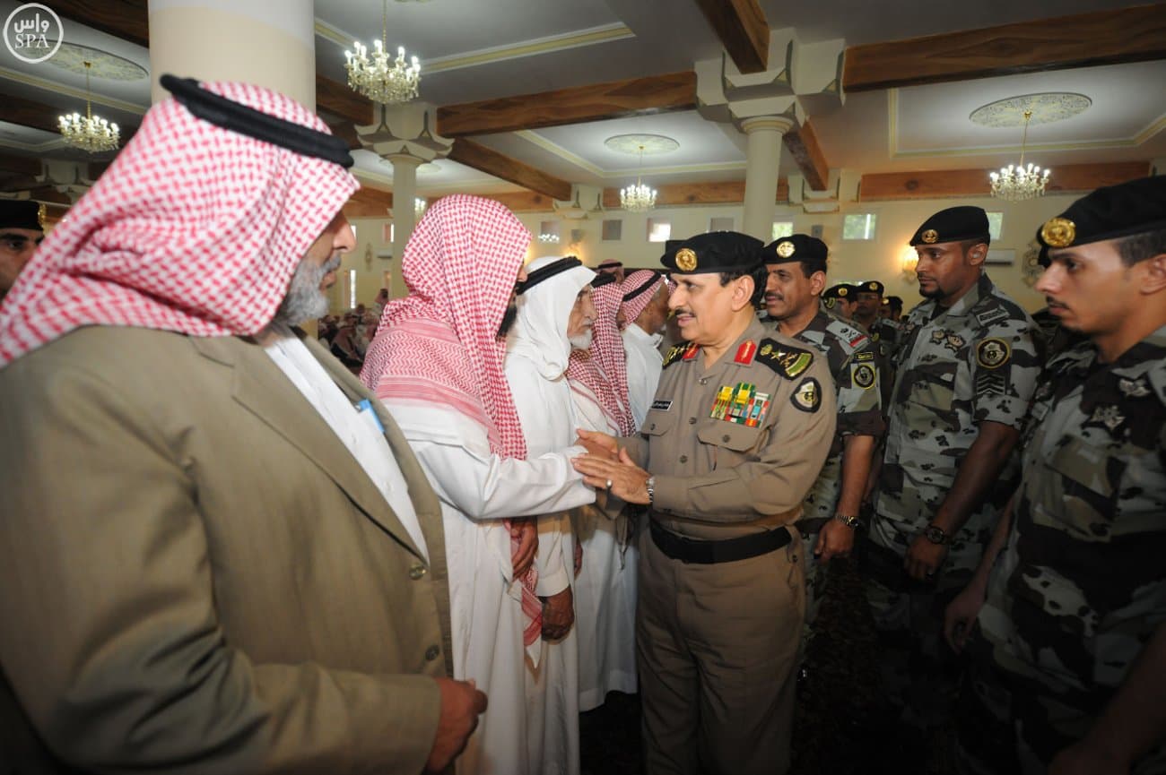 أمير عسير يؤدي الصلاة على شهداء مسجد قوات الطوارئ وينقل تعازي الملك سلمان
