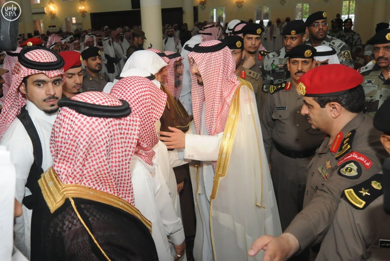 أمير عسير يؤدي الصلاة على شهداء مسجد قوات الطوارئ وينقل تعازي الملك سلمان