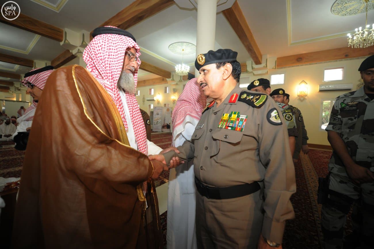 أمير عسير يؤدي الصلاة على شهداء مسجد قوات الطوارئ وينقل تعازي الملك سلمان