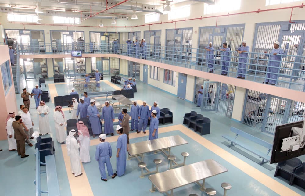 «السجون»: جناح VIP لكبار الشخصيات .. و«كلاب بوليسية» لكشف المخدرات