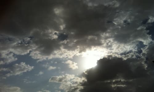 سماءً غائمة جزئياً على جنوب غرب وغرب و شمال غرب المملكة