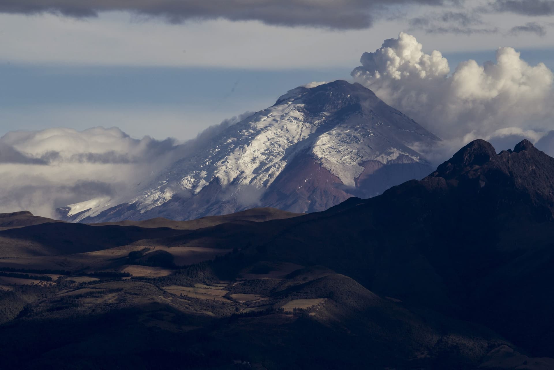 قصة مصورة: بركان كوتوباكسي في الإكوادور  أحد أخطر البراكين في العالم