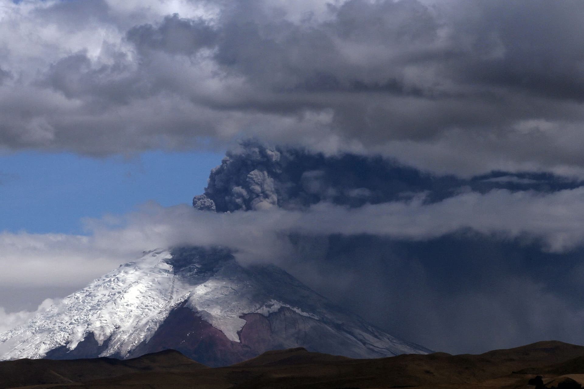 قصة مصورة: بركان كوتوباكسي في الإكوادور  أحد أخطر البراكين في العالم