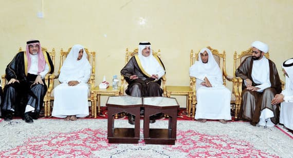 أمير الشرقية ينقل تعازي خادم الحرمين لذوي شهيد الواجب علي الحبيب